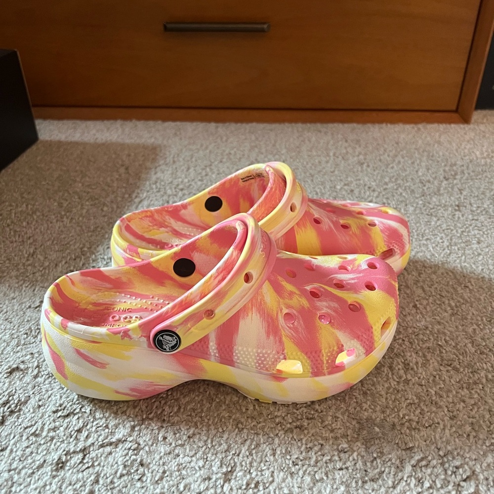 Crocs Women’s Sz 6 - NEW